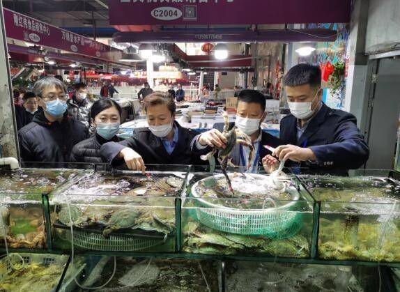 螃蟹过度捆绑、水产品缺斤短两乱象频现，多地开展食用农产品销售专项整治