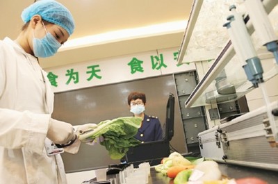 外眼看山东·央媒一周图片撷英 新一代跨座式单轨列车成功试跑与食用农产品销售新图景